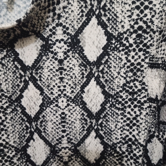 High neck snake print long-sleeved top. - Picture 2 of 2